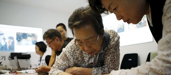 Una mujer surcoreana prepara los documentos para la reunión de familiares que viven en Corea del Norte - Sputnik Mundo