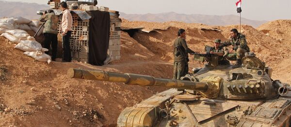 Soldados sirios cerca el tanque de producción rusa - Sputnik Mundo