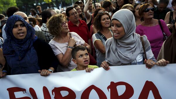 Manifestación contra política actual europea de reparto de refugiados en Madrid, España - Sputnik Mundo