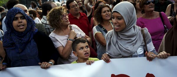 Manifestación contra política actual europea de reparto de refugiados en Madrid, España - Sputnik Mundo