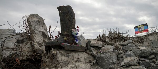 Bandera de la RPD cerca el monumento de Saur Moguila en Donetsk, Ucrania Bandera de la RPD cerca el monumento de Saur Moguila en Donetsk, Ucrania - Sputnik Mundo