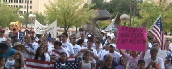 Hispanos se manifiestan contra Trump - Sputnik Mundo