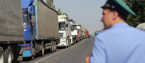 Camiones en la frontera entre Crimea y Ucrania - Sputnik Mundo