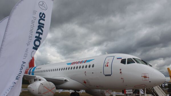 Sukhoi Superjet-100 (archivo) - Sputnik Mundo