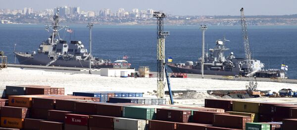 Destructor estadounidense USS Donald Cook y fragate ucraniana Hetman Sahaidachny en el puerto de Odesa (archivo) - Sputnik Mundo