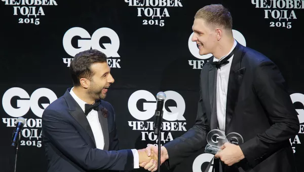Baloncestista Timofei Mozgov (a la derecha) durante la ceremonia organizada por la revista GQ - Sputnik Mundo