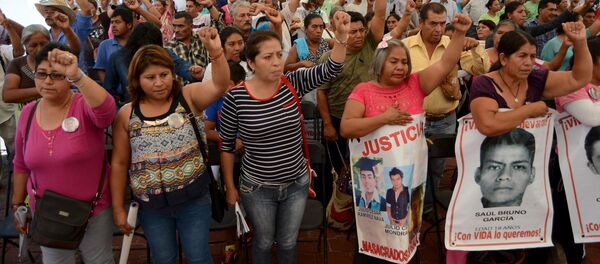 Familiares y amigos de los estudiantes desaparecidos en Ayotzinapa durante el encuentro con los miembros de CIDH, el 8 de septiembre, 2015 - Sputnik Mundo