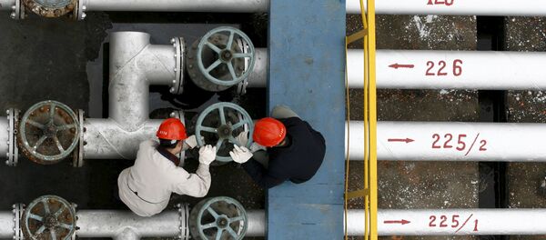 Trabajadores de una refineria de petróleo en Jingmen, China - Sputnik Mundo