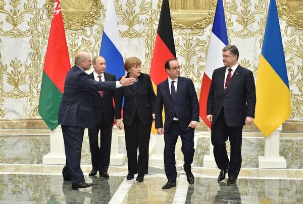A picture taken and released by Ukrainian Presidential Press service shows from left to right : President Alexander Lukashenko, Russian President Vladimir Putin, German Chancellor Angela Merkel, France's President Francois Hollande and Ukrainian President Petro Poroshenko posing for a family photo at the presidential residence in Minsk, on February 11, 2015, during a meeting aimed at ending 10 months of fighting in Ukraine. - Sputnik Mundo