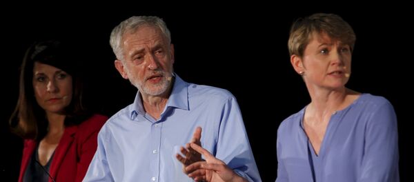 Liz Kendall, Jeremy Corbyn y Ivette Cooper durante el debate de liderazgo organizado por el periódico The Guardian - Sputnik Mundo