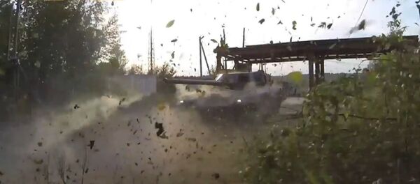 El carro de combate ruso Armata ataca un blanco - Sputnik Mundo