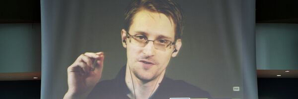 NSA former intelligence contractor Edward Snowden talks as he participates via video link from Russia (Above) to a parliamentary hearing on the subject of Improving the protection of whistleblowers, held by Dutch rapporteur Pieter Omtzigt (Bottom C) on June 23, 2015, at the Council of Europe in Strasbourg, northeastern France. - Sputnik Mundo