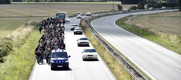 Migrantes sirios en el camino a Dinamarca - Sputnik Mundo