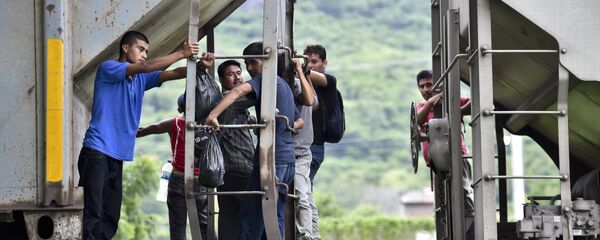 Inmigrantes ilegales en la frontera entre México y EEUU - Sputnik Mundo