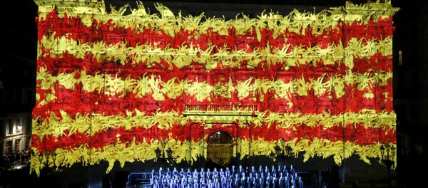Bandere nacional de Cataluña en la fachada del palacio de la Generalidad durante una ceremonia para conmemorar 'Día Nacional de Cataluña' - Sputnik Mundo