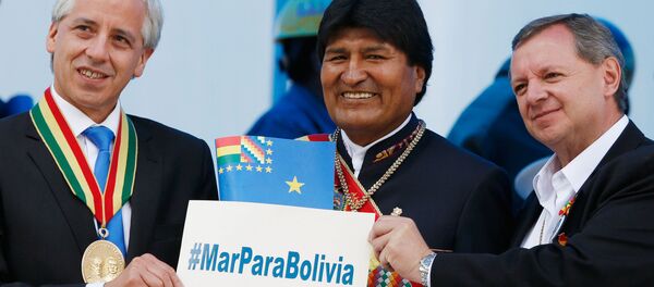 El presidente de Bolivia, Evo Morales (c.), con el vicepresidente Alvaro Garcia Linera (izda.) y el presidente de la Cámara de Senadores, José Alberto Gonzales - Sputnik Mundo