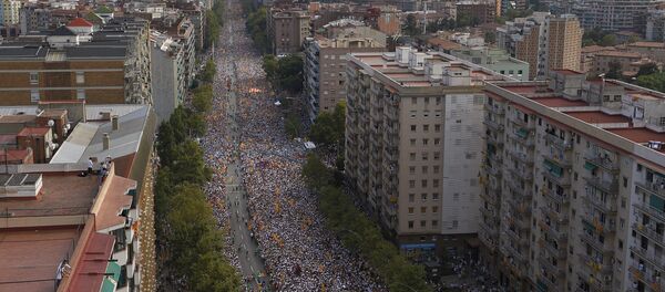 Gente han salido por la Avenida de la Meridiana, celebrando la Diada, Barcelona, Cataluña - Sputnik Mundo