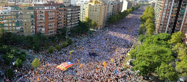 Partidarios de la independencia de Cataluña celebran la Diada en la Avenida de la Meridiana, Barcalona - Sputnik Mundo