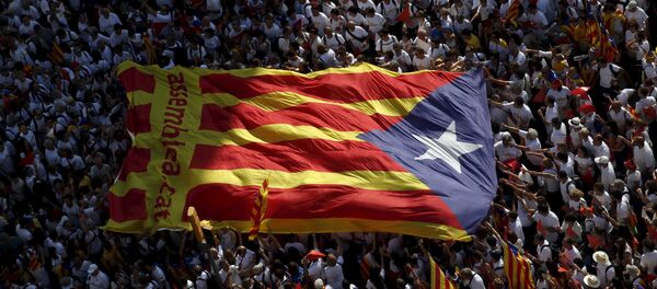 Bandera independista de Cataluña durante la demonstración Via Lliure a la Republica Catalana - Sputnik Mundo