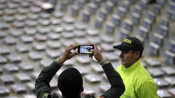 Policía toma fotos de paquetes de cocaína presentados  - Sputnik Mundo