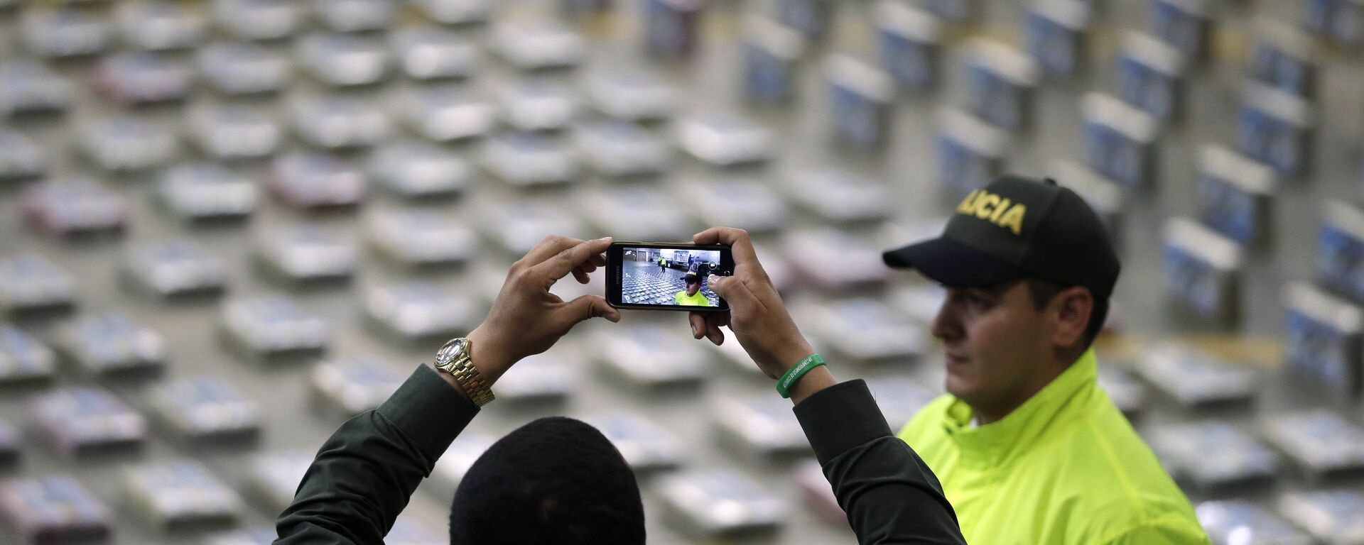 Policía toma fotos de paquetes de cocaína presentados por la Policía para la prensa en Bogota, Colombia - Sputnik Mundo, 1920, 30.10.2021