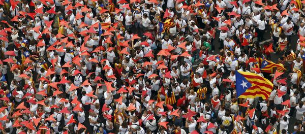 Catalan pro-independence supporters hold a giant estelada (Catalan separatist flag) during a demonstration called Via Lliure a la Republica Catalana (Way of Freedom for the Republic of Catalonia) on the Diada de Catalunya (Catalunya's National Day) in Barcelona, Spain, September 11, 2015. Catalan pro-independence supporters hold a giant estelada (Catalan separatist flag) during a demonstration called Via Lliure a la Republica Catalana (Way of Freedom for the Republic of Catalonia) on the Diada de Catalunya (Catalunya's National Day) in Barcelona, Spain, September 11, 2015. - Sputnik Mundo