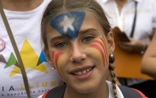 Una partidaria de la independencia de Cataluña en Barcelona - Sputnik Mundo
