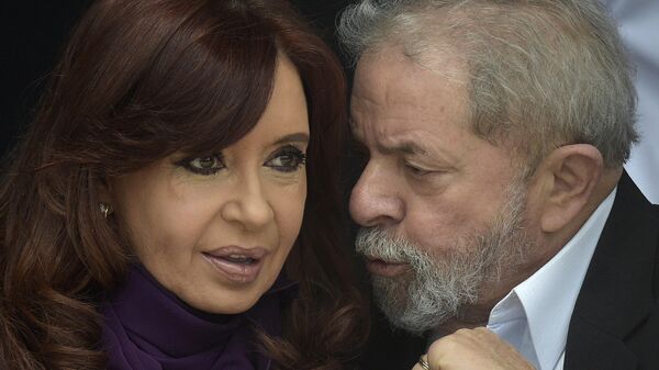 Argentine President Cristina Fernandez de Kirchner listens to Brazilian former President Luiz Inacio Lula da Silva  - Sputnik Mundo