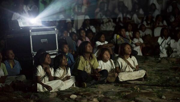 Presentación el documental 'Magia Salvaje' en la Comunidad Arhuaca, en Nabusímake - Sputnik Mundo