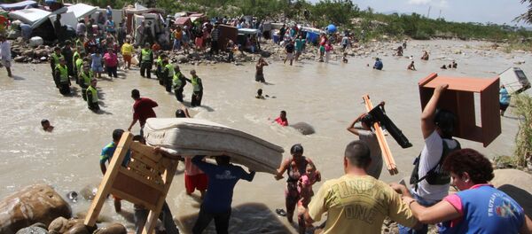 Colombianos cruzan el río Tachira de ser deportados desde Venezuela - Sputnik Mundo