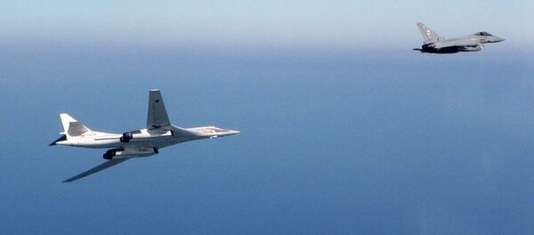 Bombardero estratégico ruso Tu-160 y caza typhoon de la RAF - Sputnik Mundo