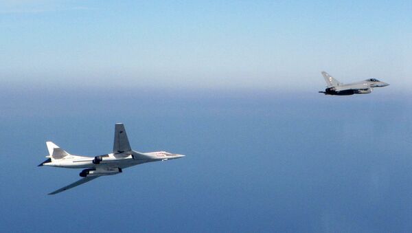 Bombardero estratégico ruso Tu-160 y caza typhoon de la RAF - Sputnik Mundo