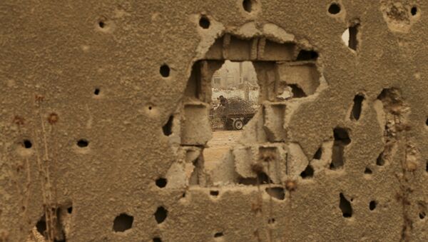A Palestinian man, pictured through a damaged wall, collects steel during a sandstorm in Gaza September 9, 2015 A Palestinian man, pictured through a damaged wall, collects steel during a sandstorm in Gaza September 9, 2015 - Sputnik Mundo