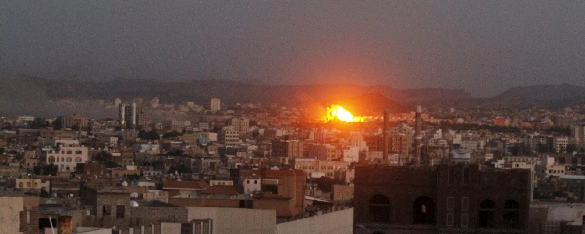 An explosion is seen after a Saudi-led air strike hit the weapons depots at a Houthi-controlled military base in Yemen's capital Sanaa September 12, 2015 An explosion is seen after a Saudi-led air strike hit the weapons depots at a Houthi-controlled military base in Yemen's capital Sanaa September 12, 2015 - Sputnik Mundo, 1920, 05.02.2022