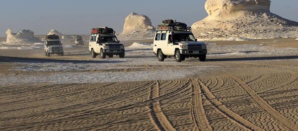 Vehículos 4x4 en el desierto occidental de Egipto Vehículos 4x4 en el desierto occidental de Egipto - Sputnik Mundo