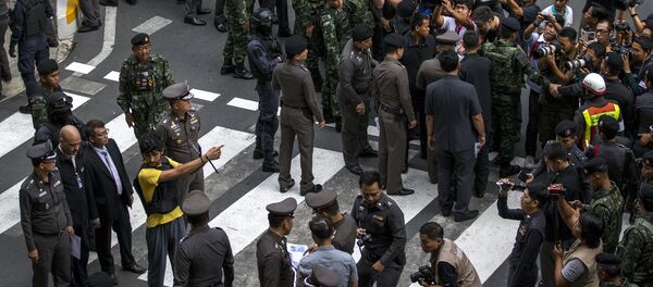 Policía y un sospechoso cerca del lugar del atentado en Bangkok - Sputnik Mundo
