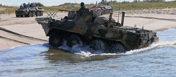 Los vehículos blindados rusos BTR-80 durante unas maniobras (archivo) - Sputnik Mundo