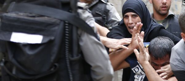 Muslimes palestinos chocan con fuerzas policiales, Jerusalén - Sputnik Mundo