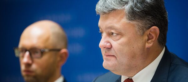 Primer ministro de Ucrania, Arseni Yatseniuk y presidente de Ucrania, Petró Poroshenko - Sputnik Mundo