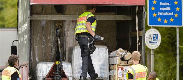 Policía Federal de Alemania inspecciona un camión en la frontera entre Austria y Alemania - Sputnik Mundo