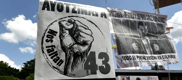 Los pósters de los manifestantes que exigen la justicia en el Caso Ayotzinapa en Plaza Zocalo en Iguala - Sputnik Mundo
