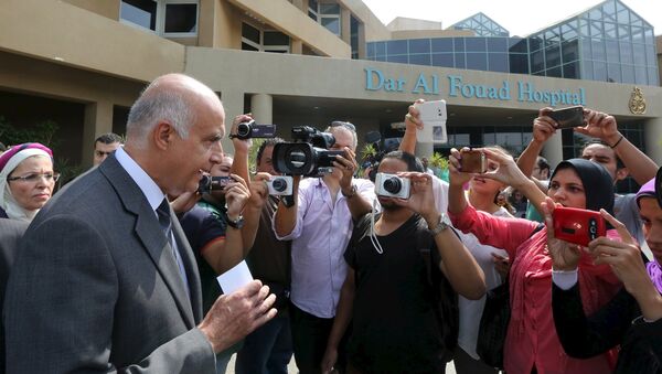 Khaled Rami, ministro de Turismo de Egipto, habla con periodistas después de visitar los turistas heridos en el hospital, el 14 de septiembre, 2015 - Sputnik Mundo