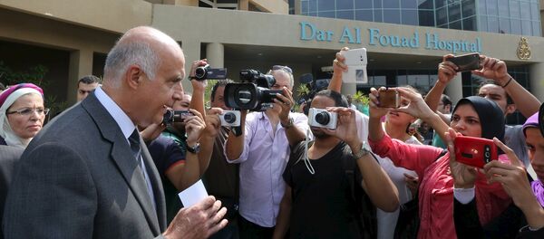 Khaled Rami, ministro de Turismo de Egipto, habla con periodistas después de visitar los turistas heridos en el hospital, el 14 de septiembre, 2015 Khaled Rami, ministro de Turismo de Egipto, habla con periodistas después de visitar los turistas heridos en el hospital, el 14 de septiembre, 2015 - Sputnik Mundo