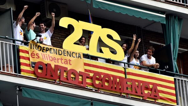 Celebración de la Diada en Barcelona. El póster dice «El 27 de septiembre todo empieza». - Sputnik Mundo