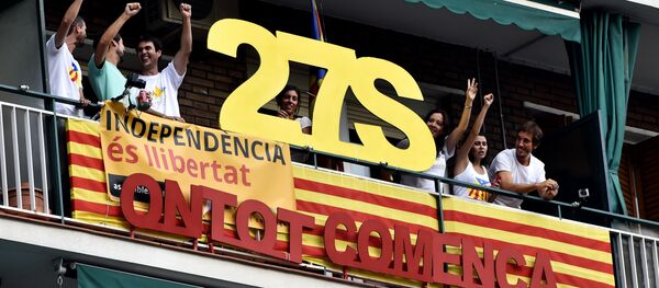 Celebración de la Diada en Barcelona. El póster dice «El 27 de septiembre todo empieza». - Sputnik Mundo