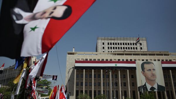 Retrato del presidente de Siria Bashar Asad en el edificio del banco de Damasco - Sputnik Mundo