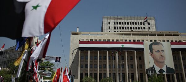 Retrato del presidente de Siria Bashar Asad en el edificio del banco de Damasco - Sputnik Mundo
