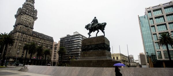 Una persona camina en la vacía Plaza de la Independencia en el centro de Montevideo durante una huelga de 24 horas en reclamo de aumentos salariales - Sputnik Mundo