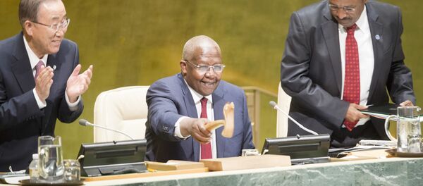 Sam Kutesa (centro), presidente de la sesión 69  de la Asamblea General de la ONU con secretario general Ban Ki-moon (izda.) y secretario General de la Asamblea General y de Gestión de Conferencias, Tegegnework Gettu - Sputnik Mundo