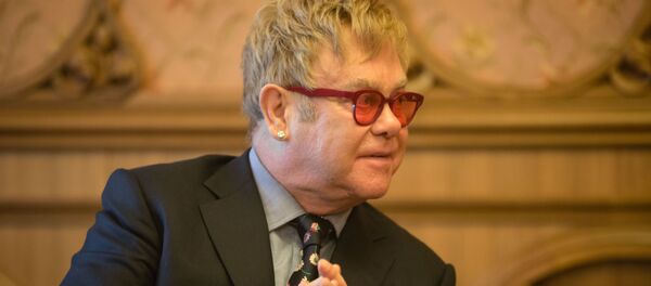 Elton John durante un encuentro con presidente de Ucrania, Petró Poroshenko - Sputnik Mundo